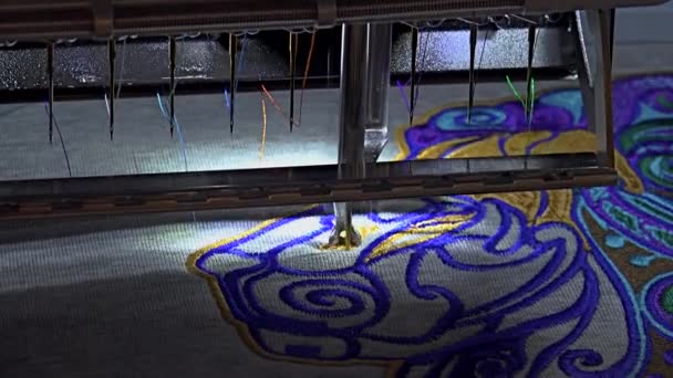 Автоматическая Современная Швейная Машина Вышивкой Узор Промышленное Оборудование Вышивки Текстильные — стоковое видео