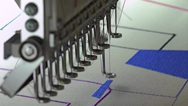 Moderne Automatische Nähmaschine Sticken Eines Musters Industrielle Stickausrüstung Textilhersteller Industrielle — Stockvideo