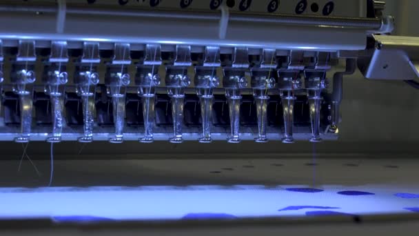 Machine à coudre moderne automatique broder un motif, équipement de broderie industrielle. Fabriquants de textiles.Usine textile industrielle, Usine textile. Industrie textile 