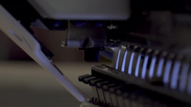 Automatické Moderní Šicí Stroj Vyšít Vzorek Průmyslové Vyšívací Zařízení Textilní — Stock video