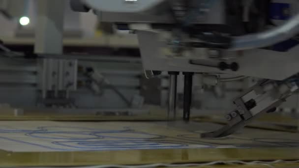 Automática Moderna Máquina Coser Bordar Patrón Equipo Bordado Industrial Textile — Vídeo de stock