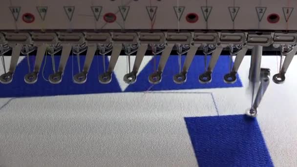 Moderne automatische Nähmaschine Sticken eines Musters, industrielle Stickausrüstung. Textilhersteller. Industrielle Textilfabrik, Textilfabrik. Textilindustrie
