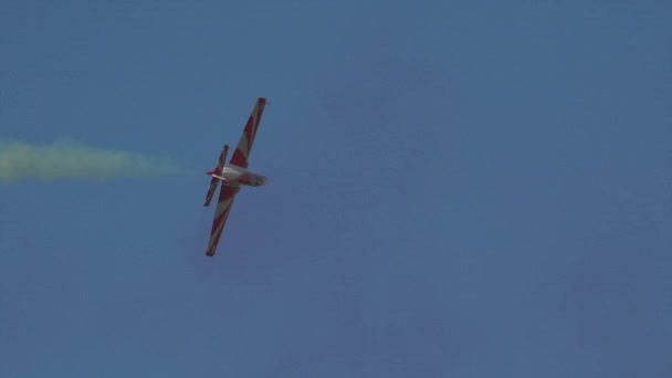 Roemenië Boekarest Circa 2018 Airshow Kunstvlieger Sport Vliegtuig Vliegtuigen Acrobatiek — Stockvideo
