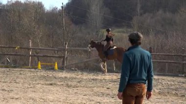 Genç kız binicilik dersleri dağ ortamında öğrenir