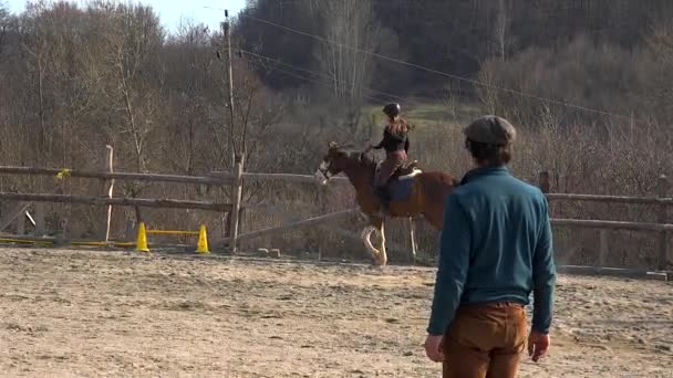 Teenager Girl Learns Riding Lessons Mountain Environment — Stock Video
