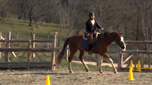 Tonåring Flicka Lär Sig Ridlektioner Fjällmiljö — Stockvideo