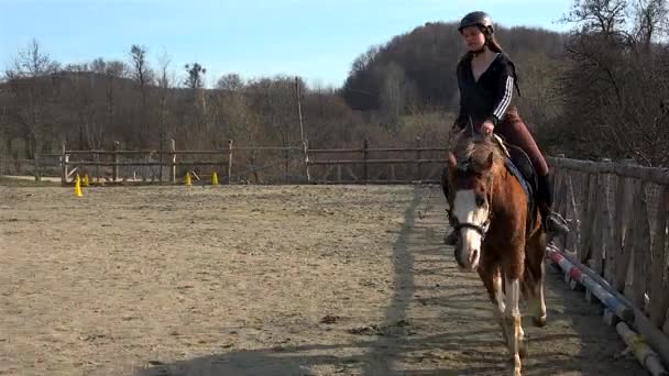 Tonåring Flicka Lär Sig Ridlektioner Fjällmiljö — Stockvideo