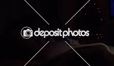 Sevimli ergen Smartphone kullanarak ve geceleri, yatakta yatarken rahat ve bıkkın