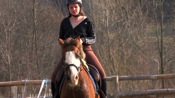 十几岁的女孩在山区环境中学习骑马课程 — 图库视频影像