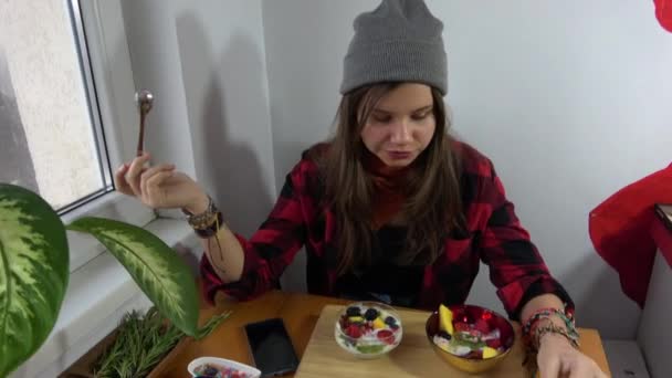 Menina Encantadora Serve Uma Grande Variedade Doces Deserto Sozinho — Vídeo de Stock