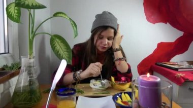 Çekici kız yalnız tatlılar çöl geniş bir ürün yelpazesi sunmaktadır