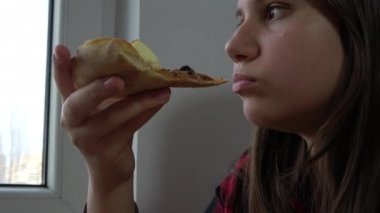 Çekici kız büyük bir pizza yalnız hizmet vermektedir
