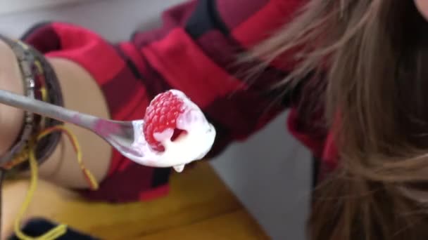 Menina Encantadora Serve Uma Grande Variedade Doces Deserto Sozinho — Vídeo de Stock