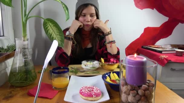 Das Charmante Mädchen Serviert Eine Große Auswahl Süßigkeiten Wüste Allein — Stockvideo