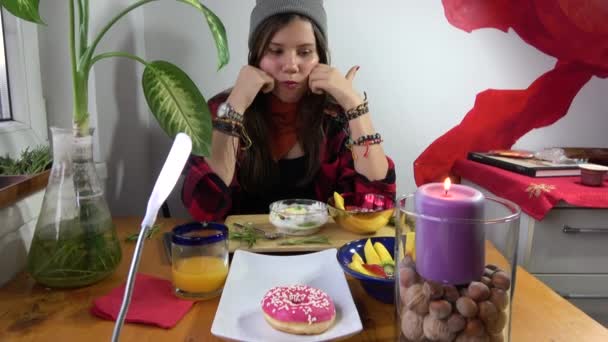 Menina Encantadora Serve Uma Grande Variedade Doces Deserto Sozinho — Vídeo de Stock