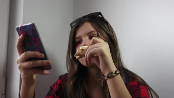 Het Charmante Meisje Serveert Een Grote Pizza Alleen — Stockvideo