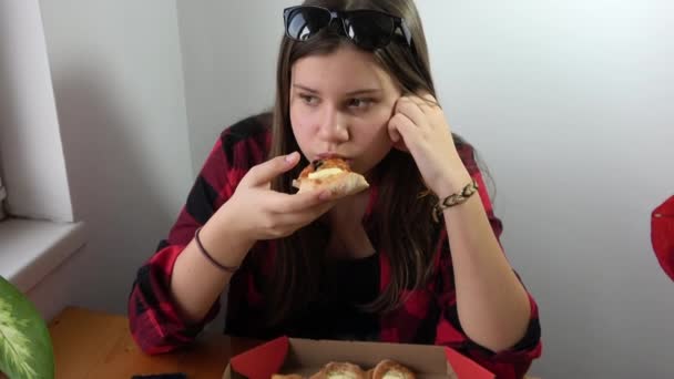 Het Charmante Meisje Serveert Een Grote Pizza Alleen — Stockvideo