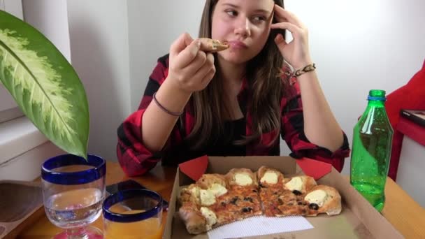 Het Charmante Meisje Serveert Een Grote Pizza Alleen — Stockvideo