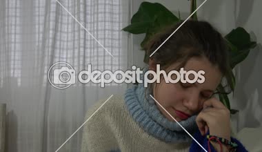 Rahat bir kanepede onun boş zamanlarında oturan sevimli ergen kız