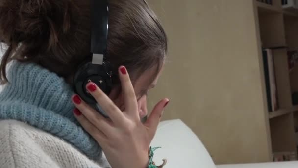 Okouzlující Dospívající Dívky Která Sedí Uvolněné Pohovku Svém Volném Čase — Stock video