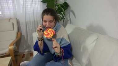 Rahat bir kanepede onun boş zamanlarında oturan sevimli ergen kız