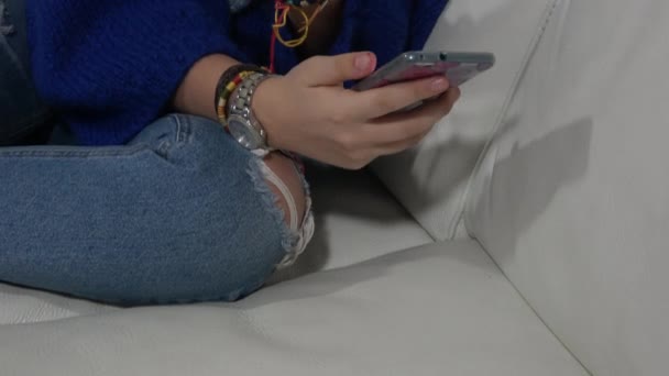 Encantadora Adolescente Sentada Sofá Relaxado Seu Tempo Livre — Vídeo de Stock