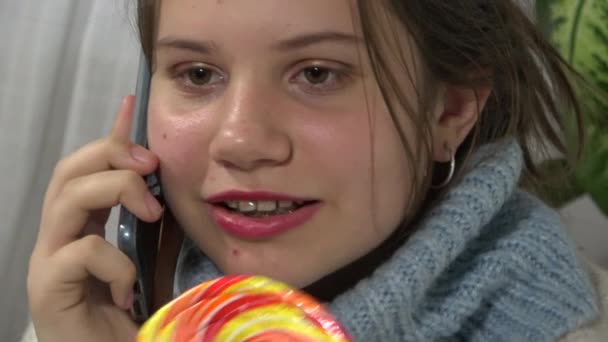 Kedves Serdülő Lány Kanapén Nyugodt Szabadidejében — Stock videók