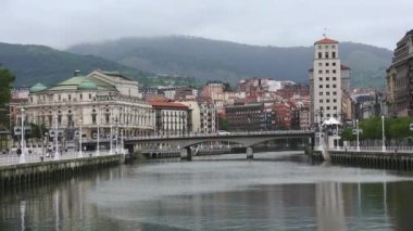 Bilbao, İspanya - Bilbao, şehir manzara nehir, köprü ve promenade, Bilbao, İspanya ile 2017:Cityscape yaklaşık.