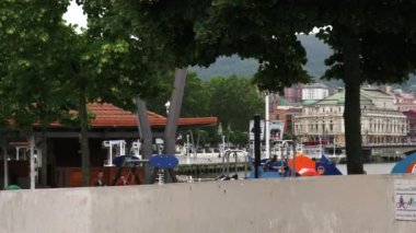 Bilbao, İspanya - Bilbao, şehir manzara nehir, köprü ve promenade, Bilbao, İspanya ile 2017:Cityscape yaklaşık.