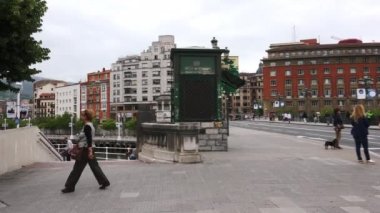 Bilbao, İspanya - Bilbao, şehir manzara nehir, köprü ve promenade, Bilbao, İspanya ile 2017:Cityscape yaklaşık.