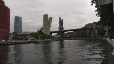 Bilbao, İspanya - Bilbao, şehir manzara nehir, köprü ve promenade, Bilbao, İspanya ile 2017:Cityscape yaklaşık.
