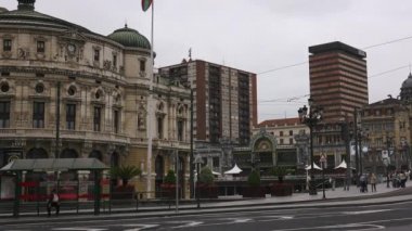 Bilbao, İspanya - Bilbao, şehir manzara nehir, köprü ve promenade, Bilbao, İspanya ile 2017:Cityscape yaklaşık.