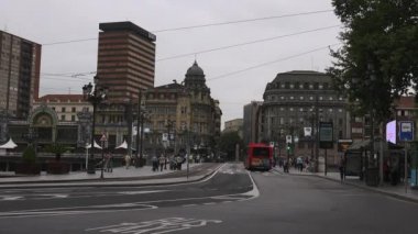 Bilbao, İspanya - Bilbao, şehir manzara nehir, köprü ve promenade, Bilbao, İspanya ile 2017:Cityscape yaklaşık.