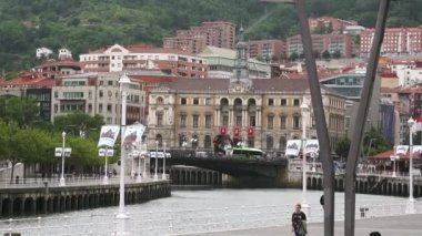 Bilbao, İspanya - Bilbao, şehir manzara nehir, köprü ve promenade, Bilbao, İspanya ile 2017:Cityscape yaklaşık.