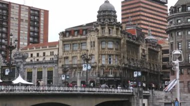 Bilbao, İspanya - Bilbao, şehir manzara nehir, köprü ve promenade, Bilbao, İspanya ile 2017:Cityscape yaklaşık.