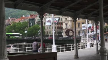 Bilbao, İspanya - Bilbao, şehir manzara nehir, köprü ve promenade, Bilbao, İspanya ile 2017:Cityscape yaklaşık.