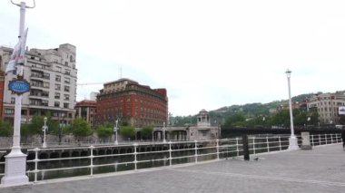 Bilbao, İspanya - Bilbao, şehir manzara nehir, köprü ve promenade, Bilbao, İspanya ile 2017:Cityscape yaklaşık.