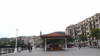 Bilbao, İspanya - Bilbao, şehir manzara nehir, köprü ve promenade, Bilbao, İspanya ile 2017:Cityscape yaklaşık.