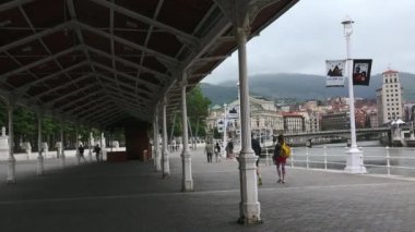 Bilbao, İspanya - Bilbao, şehir manzara nehir, köprü ve promenade, Bilbao, İspanya ile 2017:Cityscape yaklaşık.
