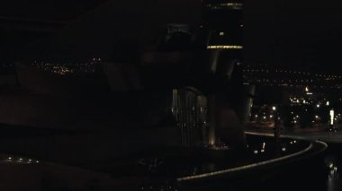 Bilbao, İspanya - 2017 yaklaşık: Guggenheim Müzesi Bilbao olduğunu Kanadalı-Amerikalı mimar Frank Gehry tarafından tasarlanmış modern ve Çağdaş Sanat Müzesi. Bilbao, Bask Ülkesi, gece görünümü