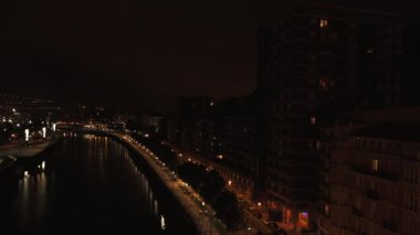 Bilbao, İspanya - 2017 yaklaşık: Guggenheim Müzesi Bilbao olduğunu Kanadalı-Amerikalı mimar Frank Gehry tarafından tasarlanmış modern ve Çağdaş Sanat Müzesi. Bilbao, Bask Ülkesi, gece görünümü