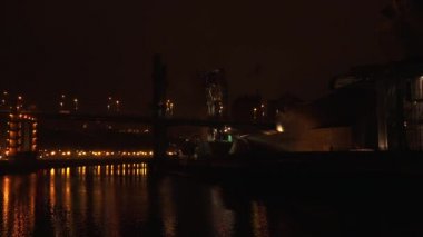 Bilbao, İspanya - 2017 yaklaşık: Guggenheim Müzesi Bilbao olduğunu Kanadalı-Amerikalı mimar Frank Gehry tarafından tasarlanmış modern ve Çağdaş Sanat Müzesi. Bilbao, Bask Ülkesi, gece görünümü