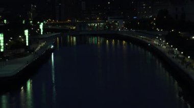 Bilbao, İspanya - 2017 yaklaşık: Guggenheim Müzesi Bilbao olduğunu Kanadalı-Amerikalı mimar Frank Gehry tarafından tasarlanmış modern ve Çağdaş Sanat Müzesi. Bilbao, Bask Ülkesi, gece görünümü