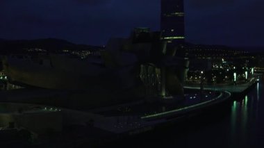 Bilbao, İspanya - 2017 yaklaşık: Guggenheim Müzesi Bilbao olduğunu Kanadalı-Amerikalı mimar Frank Gehry tarafından tasarlanmış modern ve Çağdaş Sanat Müzesi. Bilbao, Bask Ülkesi, gece görünümü