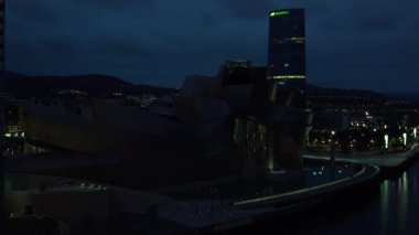 Bilbao, İspanya - 2017 yaklaşık: Guggenheim Müzesi Bilbao olduğunu Kanadalı-Amerikalı mimar Frank Gehry tarafından tasarlanmış modern ve Çağdaş Sanat Müzesi. Bilbao, Bask Ülkesi, gece görünümü