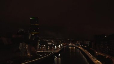 Bilbao, İspanya - 2017 yaklaşık: Guggenheim Müzesi Bilbao olduğunu Kanadalı-Amerikalı mimar Frank Gehry tarafından tasarlanmış modern ve Çağdaş Sanat Müzesi. Bilbao, Bask Ülkesi, gece görünümü