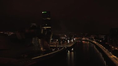 Bilbao, İspanya - 2017 yaklaşık: Guggenheim Müzesi Bilbao olduğunu Kanadalı-Amerikalı mimar Frank Gehry tarafından tasarlanmış modern ve Çağdaş Sanat Müzesi. Bilbao, Bask Ülkesi, gece görünümü
