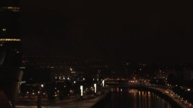 Bilbao, İspanya - 2017 yaklaşık: Guggenheim Müzesi Bilbao olduğunu Kanadalı-Amerikalı mimar Frank Gehry tarafından tasarlanmış modern ve Çağdaş Sanat Müzesi. Bilbao, Bask Ülkesi, gece görünümü