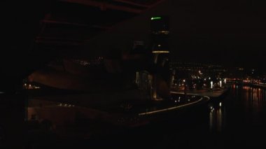 Bilbao, İspanya - 2017 yaklaşık: Guggenheim Müzesi Bilbao olduğunu Kanadalı-Amerikalı mimar Frank Gehry tarafından tasarlanmış modern ve Çağdaş Sanat Müzesi. Bilbao, Bask Ülkesi, gece görünümü