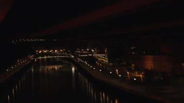 Bilbao, İspanya - 2017 yaklaşık: Guggenheim Müzesi Bilbao olduğunu Kanadalı-Amerikalı mimar Frank Gehry tarafından tasarlanmış modern ve Çağdaş Sanat Müzesi. Bilbao, Bask Ülkesi, gece görünümü